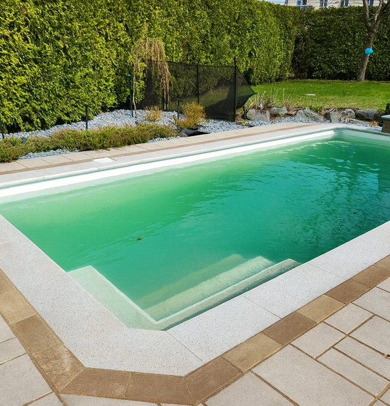 pave-autour-piscine-creusee-rive-sud